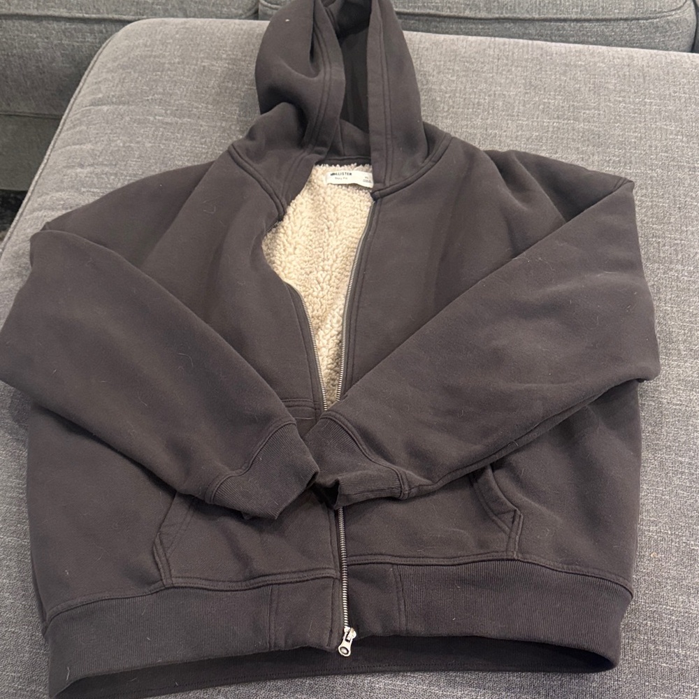 Mens Hollister “boxy fit” grey sweat Jacket with Cream Sherpa Lining. Size XL.